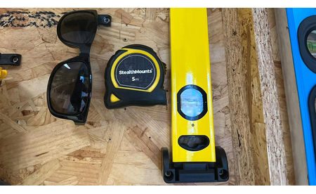 Schwarze StealthMounts Wasserwaagenhalterung Slim STM-OM-LM-SL-BLK-2 2